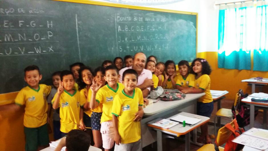 Leleco faz entrega de uniforme escolar para todos os alunos da rede municipal
