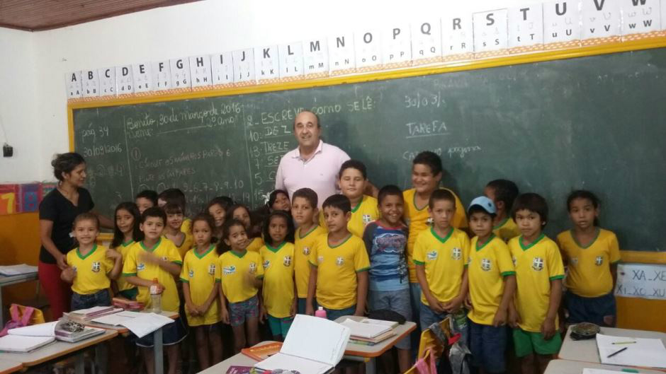 Leleco faz entrega de uniforme escolar para todos os alunos da rede municipal