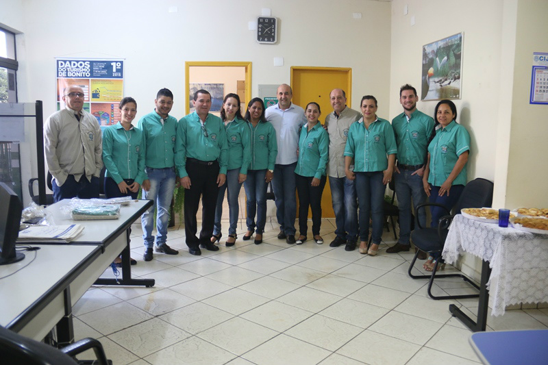 Prefeito Leleco faz entrega de novos uniformes para equipe de tributação