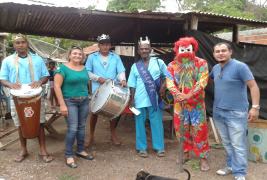 Alguns dos membros da Companhia de Folia de Reis em trajes da festa.