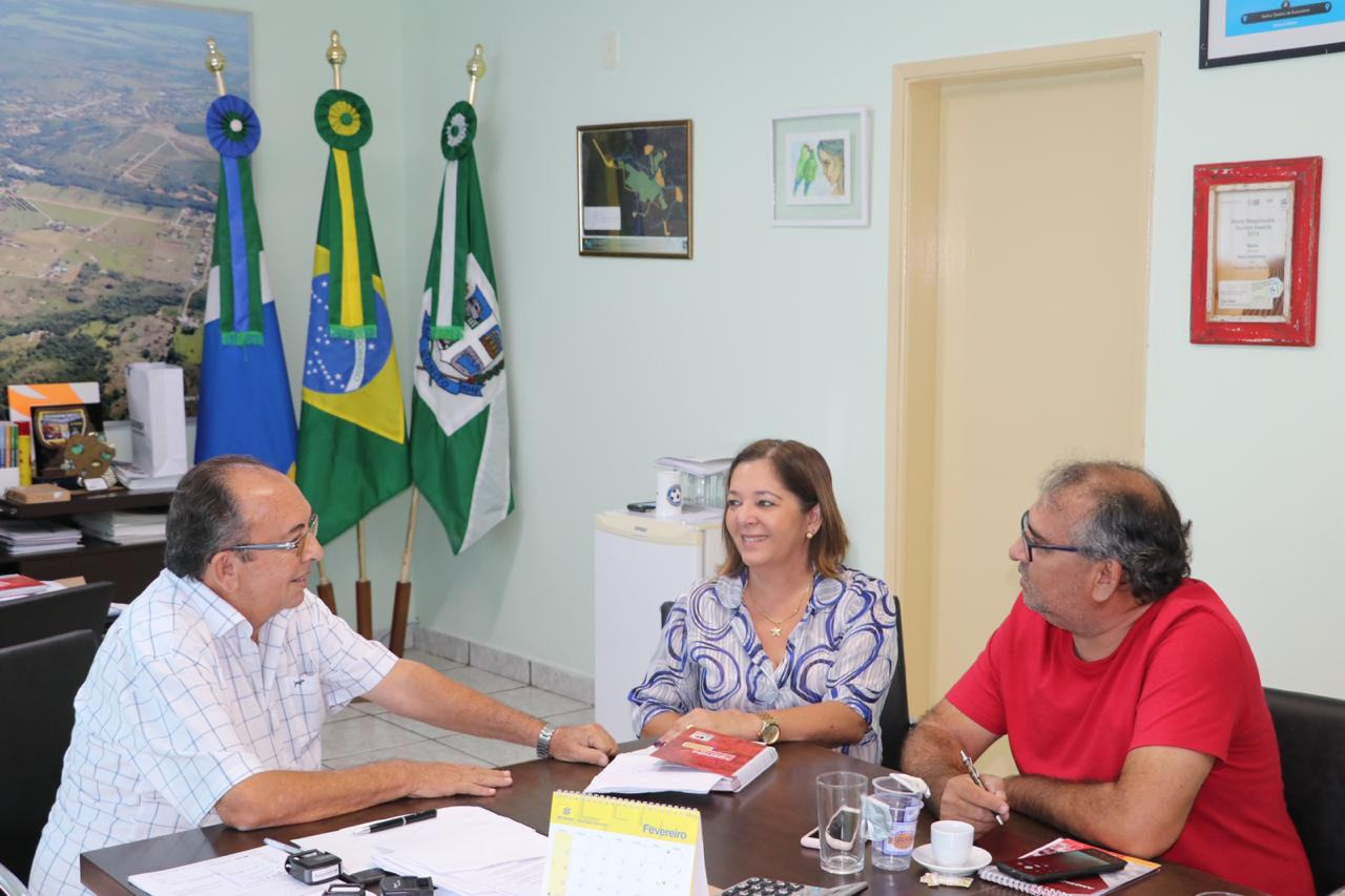 Prefeito reúne-se com representantes do SIMTED e da FETEMS Reunião teve a participação de representantes do SIMTED e da FETEMS. Foto: Jabuti