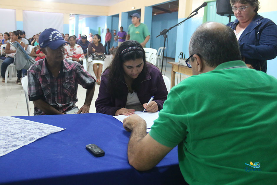 Com investimento de mais de 2 milhões da prefeitura, famílias assinam contrato de casas em Bonito
