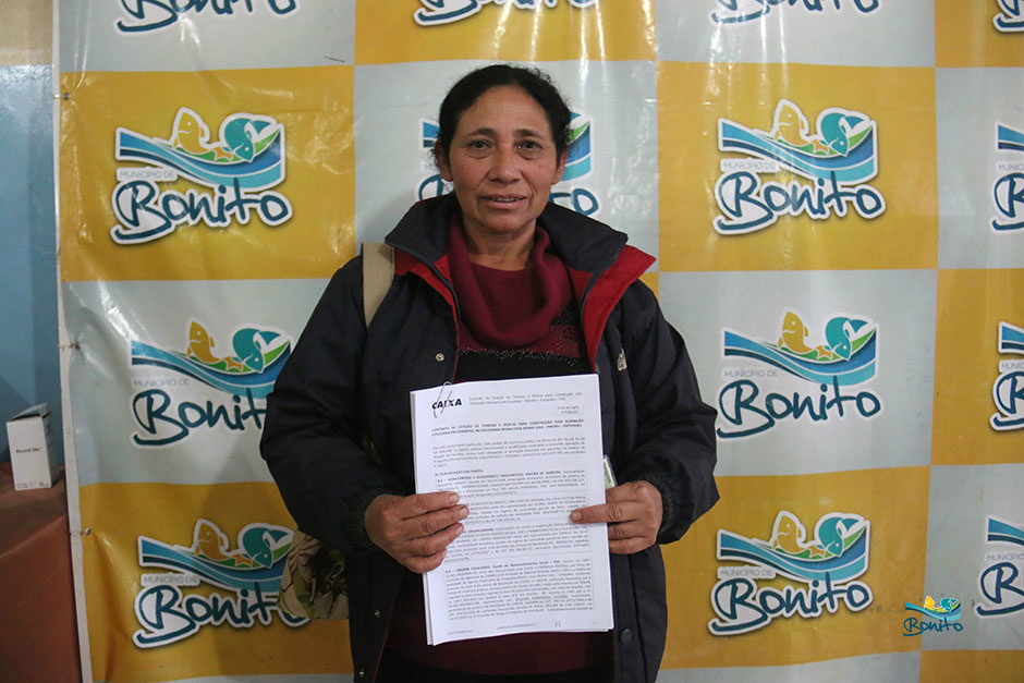 Com investimento de mais de 2 milhões da prefeitura, famílias assinam contrato de casas em Bonito