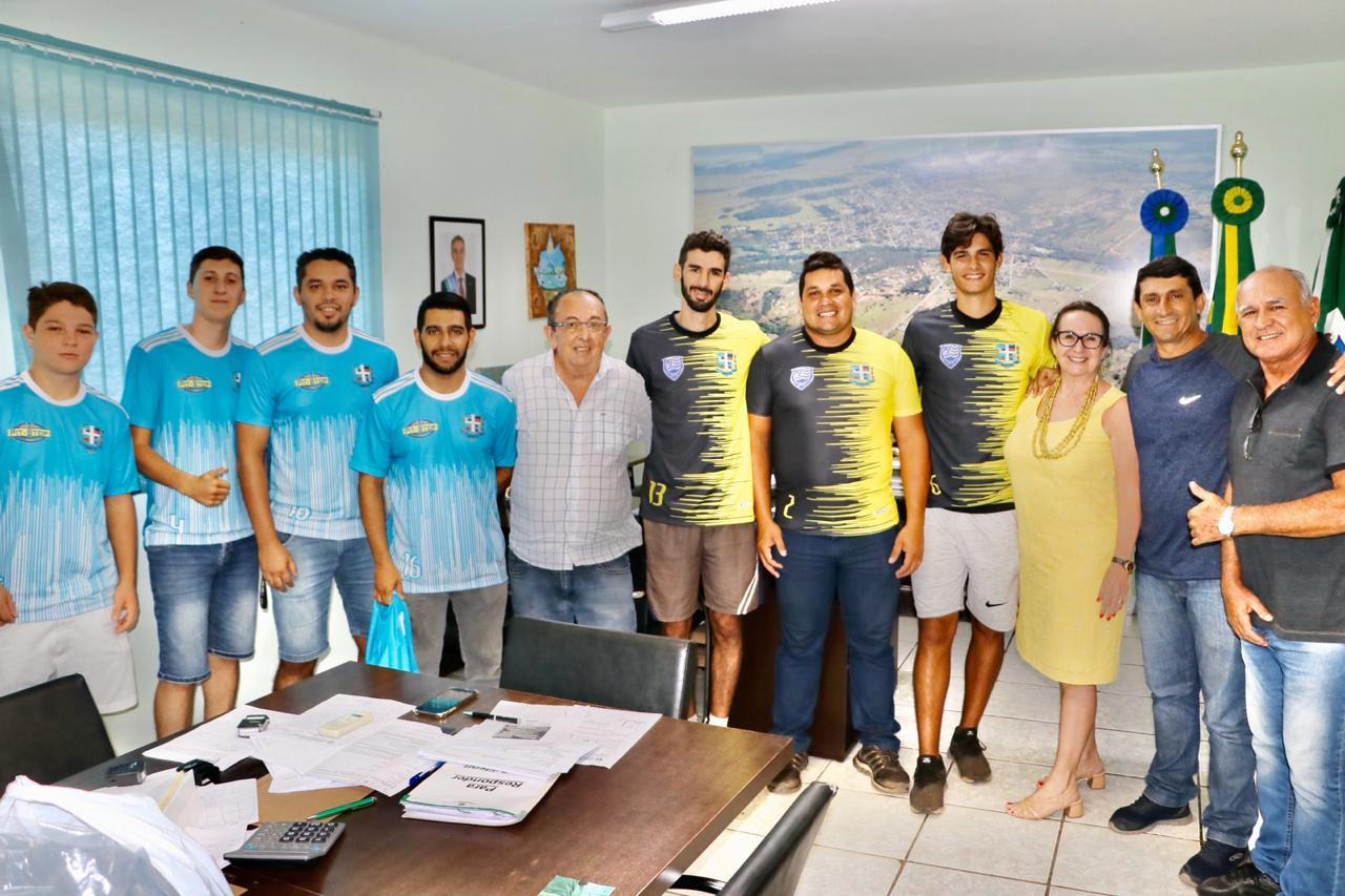 Prefeitura entrega jogos de camisetas para equipes de futsal Prefeitura entrega jogos de camisetas para equipes de futsal