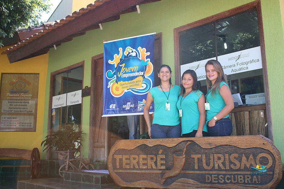 A proprietária da agência Tereré Turismo, Najara Daubian com a agora funcionária efetiva Larissa Gritti e a estagiária Joyce Barbosa.