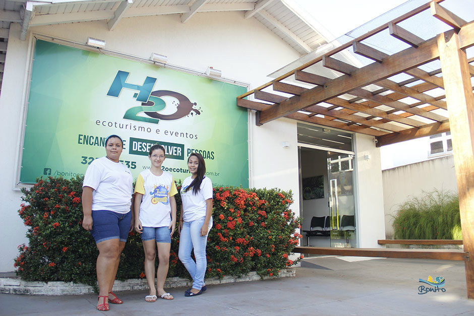 A supervisora da H2O, Gisele Moraes (à esquerda) junto com as estagiárias Dhenielle Mirandola e Gabriela Gauna. 