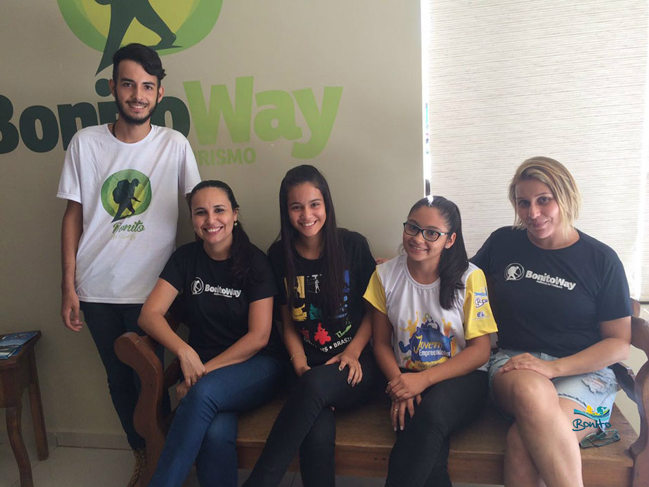 O funcionário José, a gerente Ana Paula, estagiárias Aline e Nauê e a supervisora do estagiários, Karla Machado na Bonito Way.