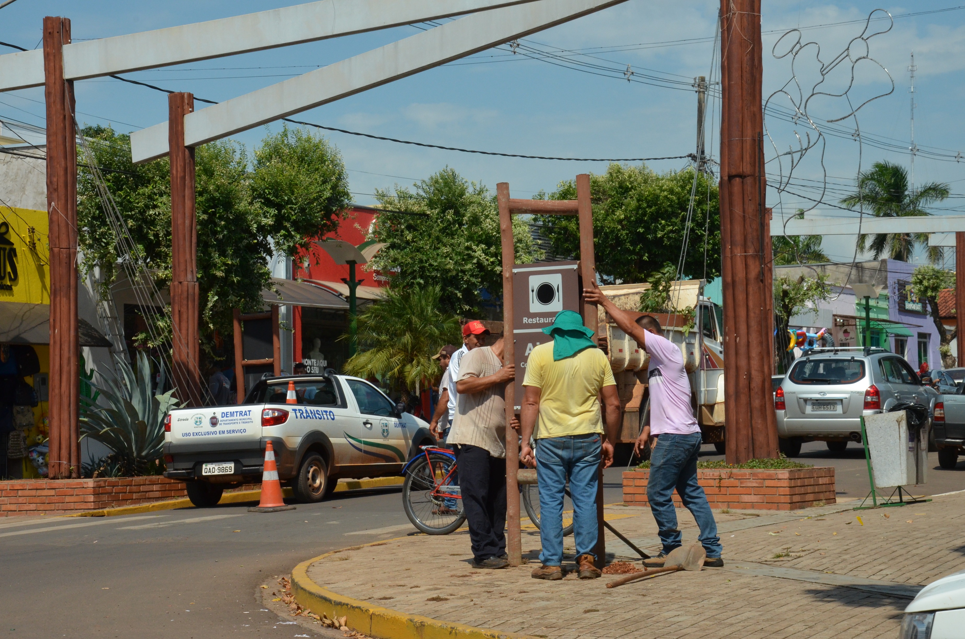 Retirada se dá em cumprimento ao Código de Posturas. Foto: Jabuty