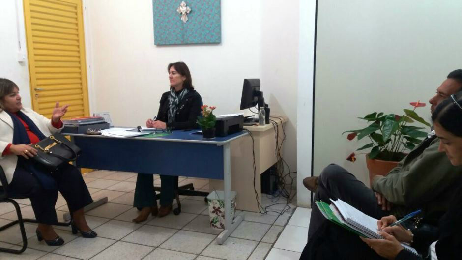 Dra. Rosimeire Cecília da Costa e Luedir Coelho, Secretária de Assistência Social de Bonito durante reunião.