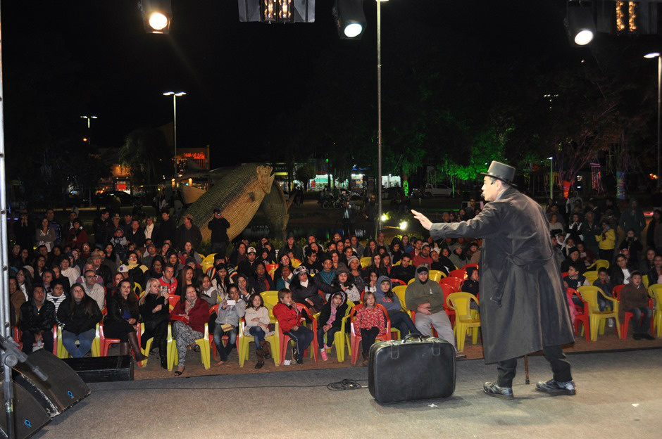 FLIB começa com grande manifestação de Tico Santa Cruz e teatro de bonecos