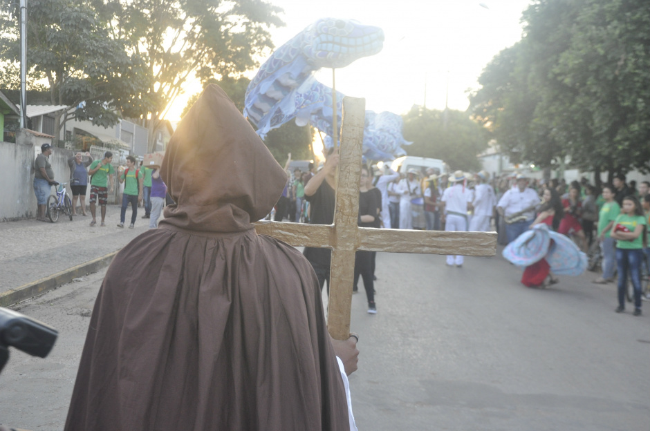 1º Dia de Festival: Recepção do governador, oficina, cortejo, homenagens e muita arte