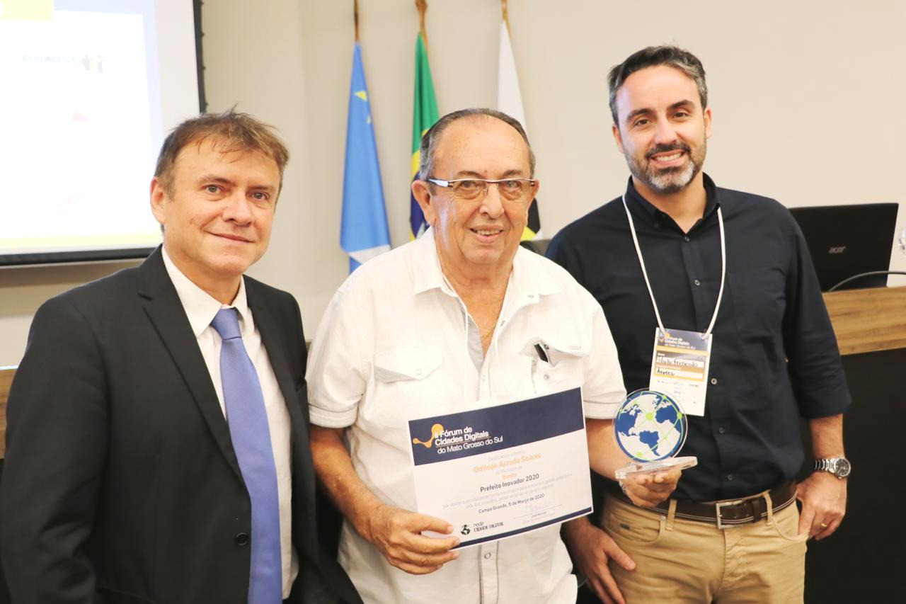 Odilson recebe título de Prefeito Inovador 2020, em fórum sobre cidades digitais Diretor da RCD, jornalista e professor José Marinho; prefeito Odilson e Paulo Fernand, diretor-presidente da Agetec. Foto: Jabuti