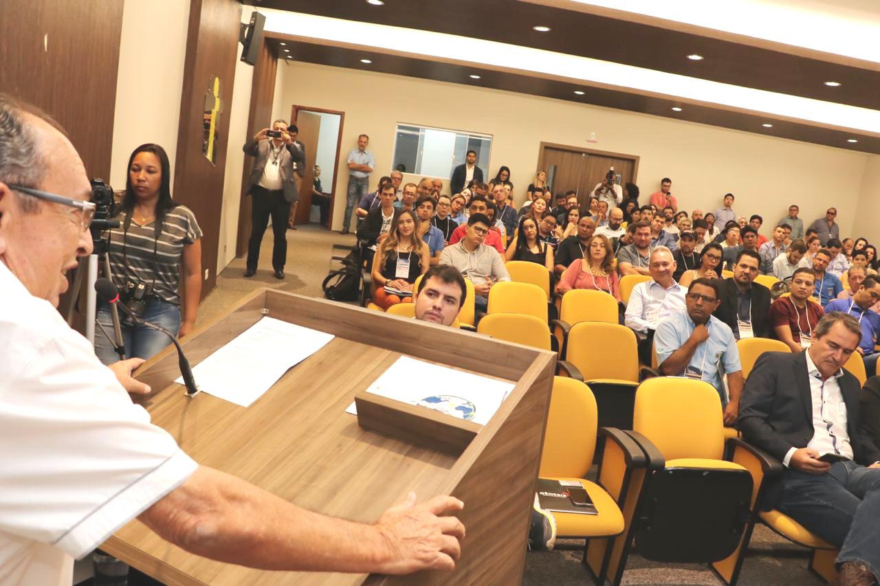 Odilson recebe título de Prefeito Inovador 2020, em fórum sobre cidades digitais Prefeito discursou representando o presidente da Assomassul, Pedro Caravina. Foto: Jabuti,