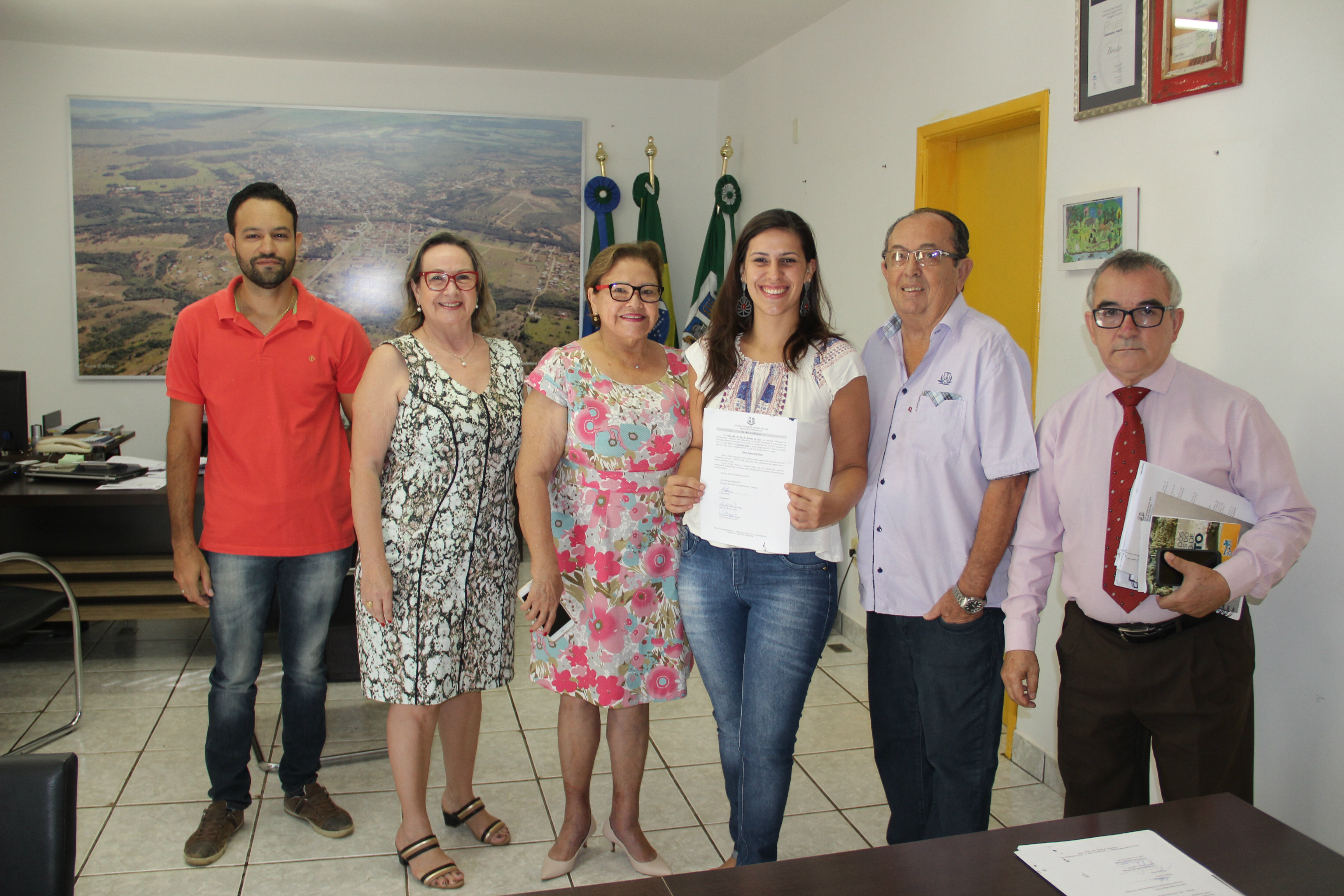 Prefeito dá posse à nova Assistente Social concursada
