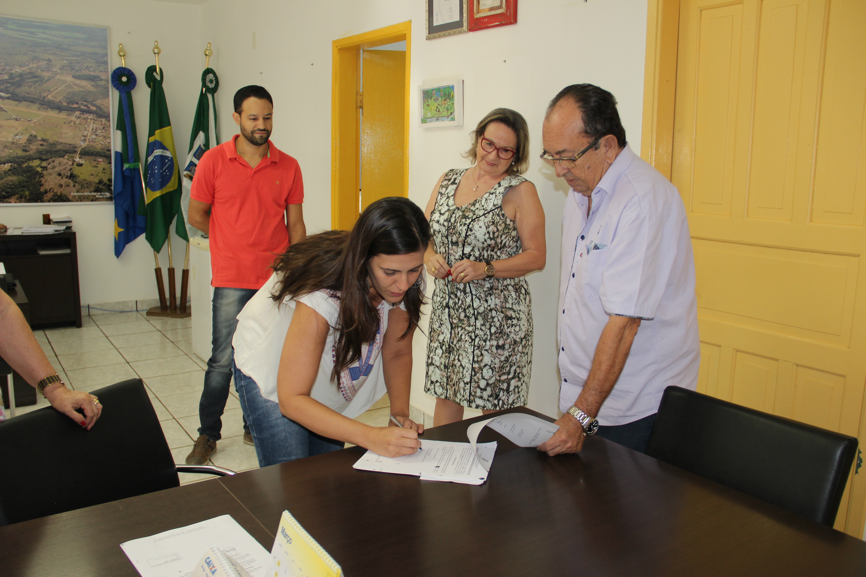 Prefeito dá posse à nova Assistente Social concursada