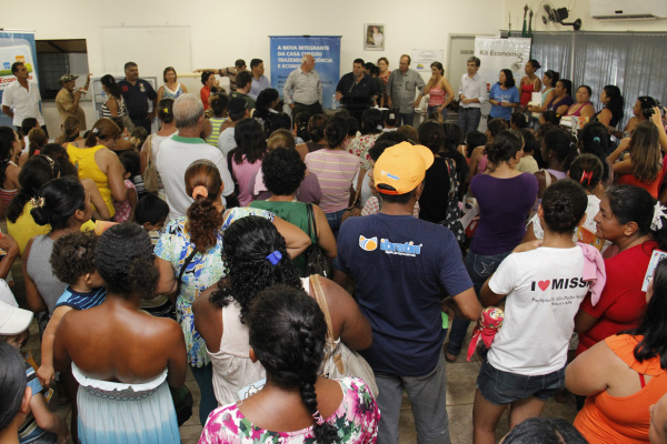 Enersul entrega geladeiras a beneficiados do Programa Eficiência Energética