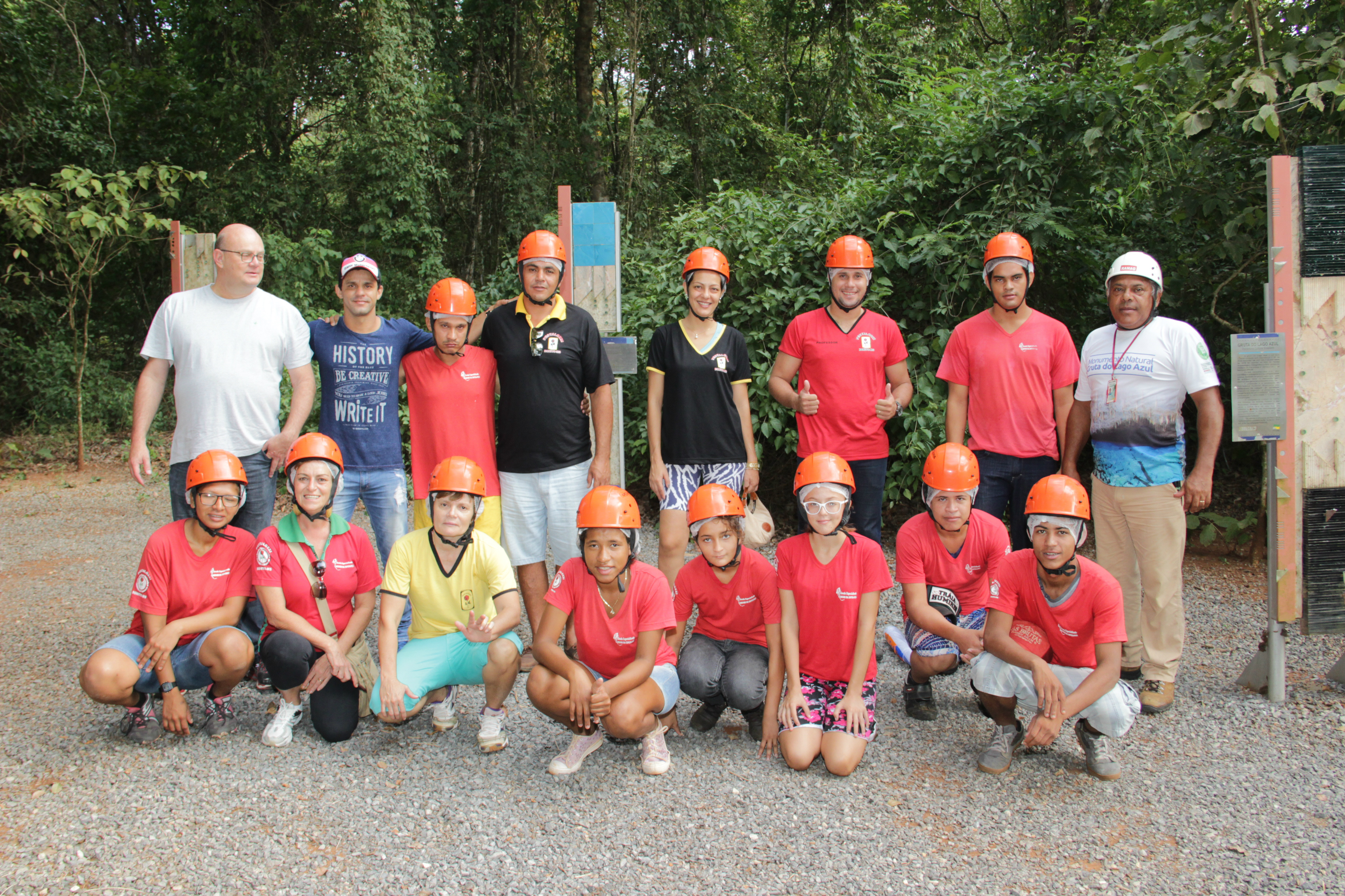 Alunos da Associação Pestalozzi visitam Gruta do Lago Azul