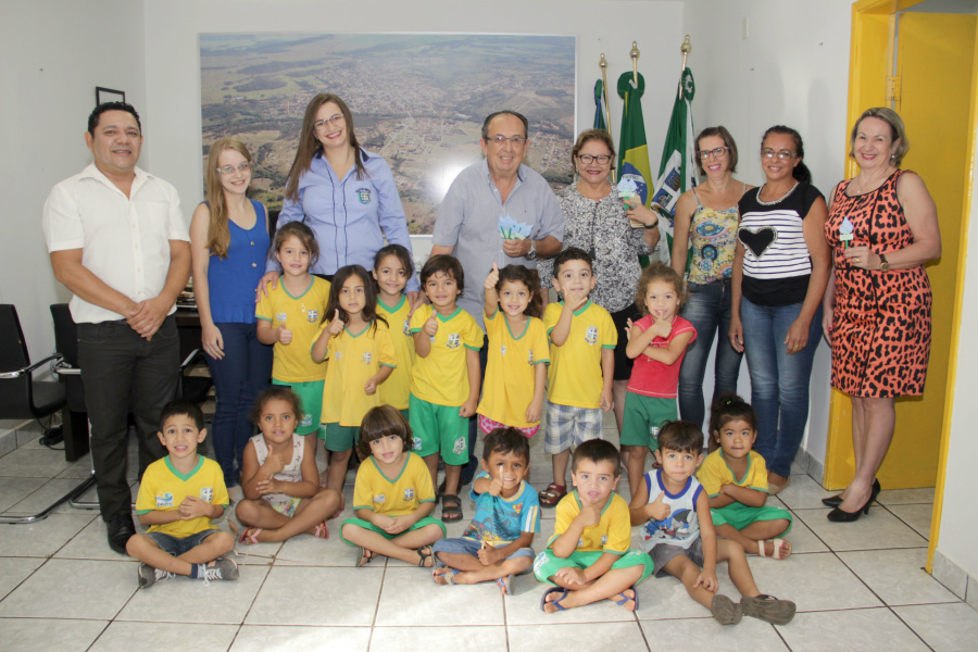 Prefeito recebe crianças do CEI Izaltina Vieira Coelho