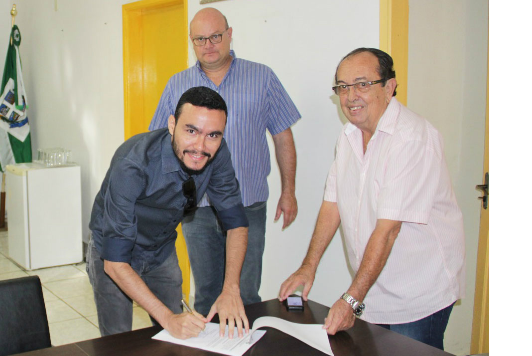 Prefeito dá posse ao novo Fiscal de Postura concursado