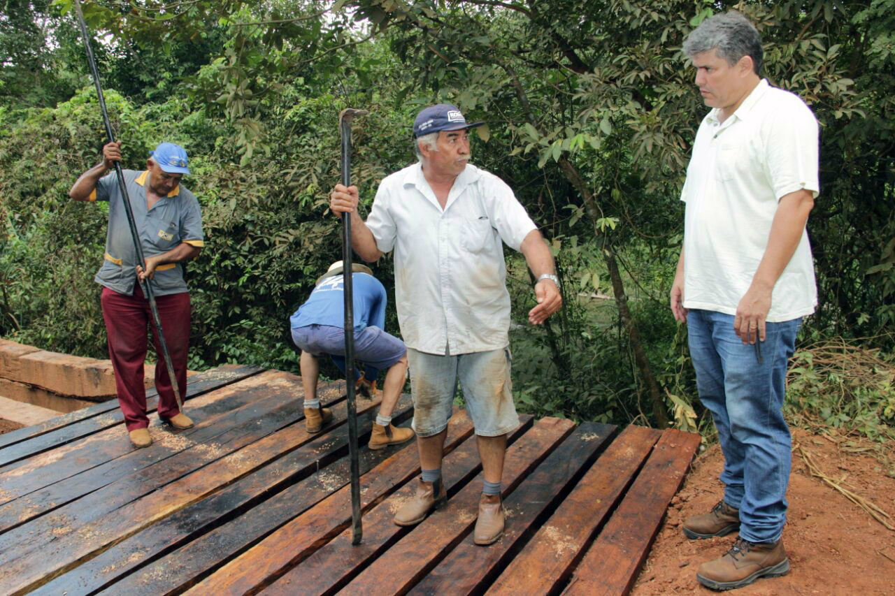 Prefeito vistoria reforma da ponte sobre o Rio Formoso