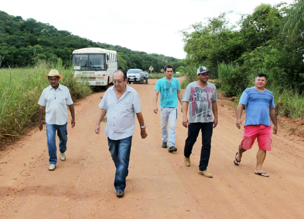 Prefeito vistoria reforma da ponte sobre o Rio Formoso