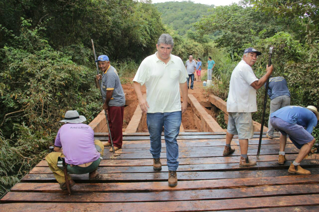 Prefeito vistoria reforma da ponte sobre o Rio Formoso