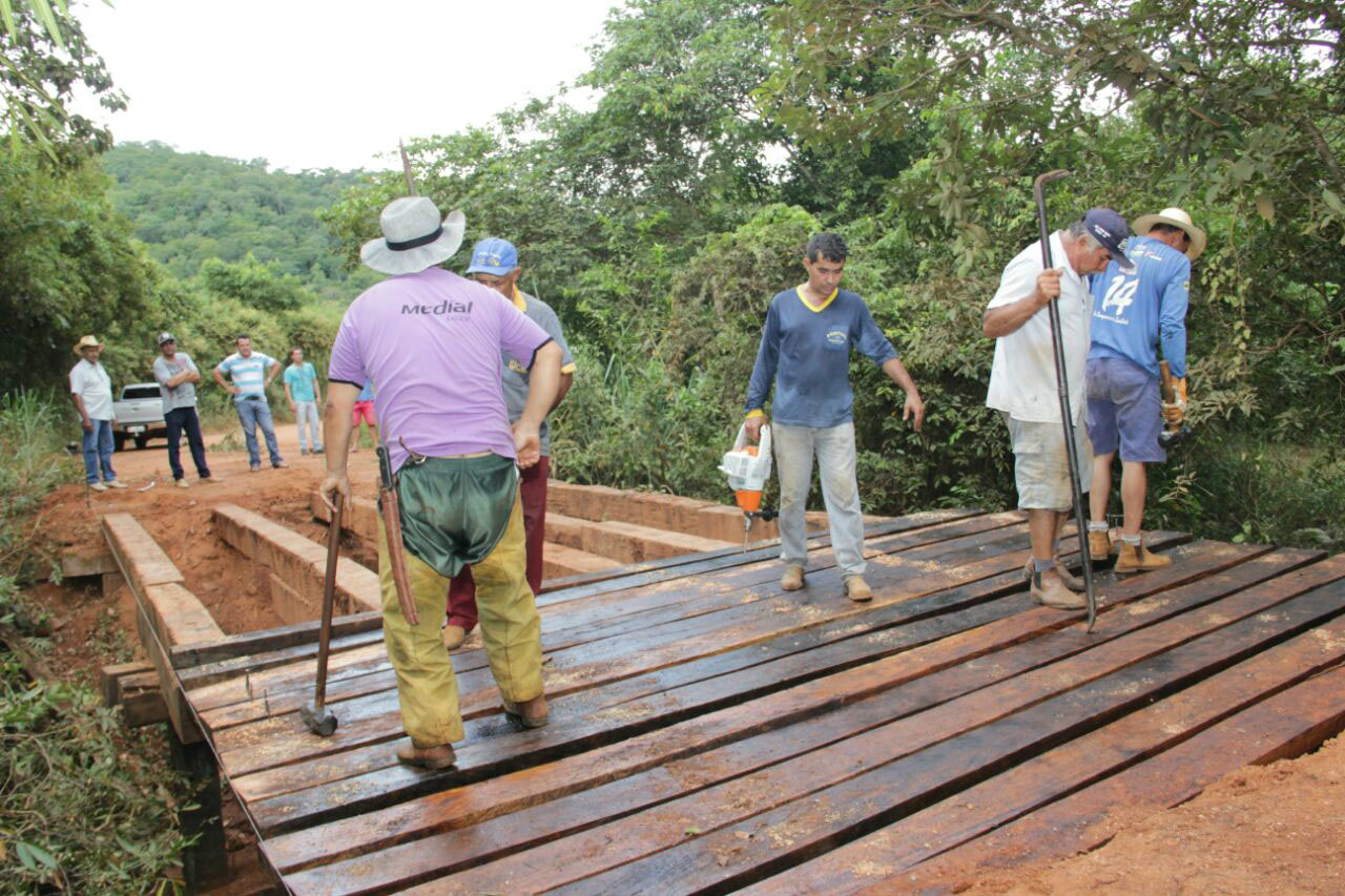 Prefeito vistoria reforma da ponte sobre o Rio Formoso
