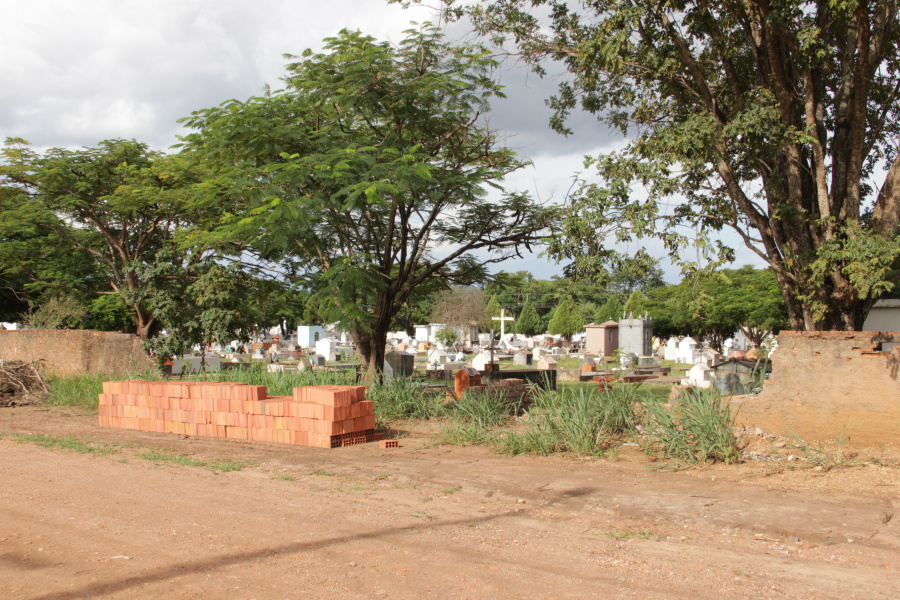 Prefeitura inicia recuperação do muro do Cemitério Municipal