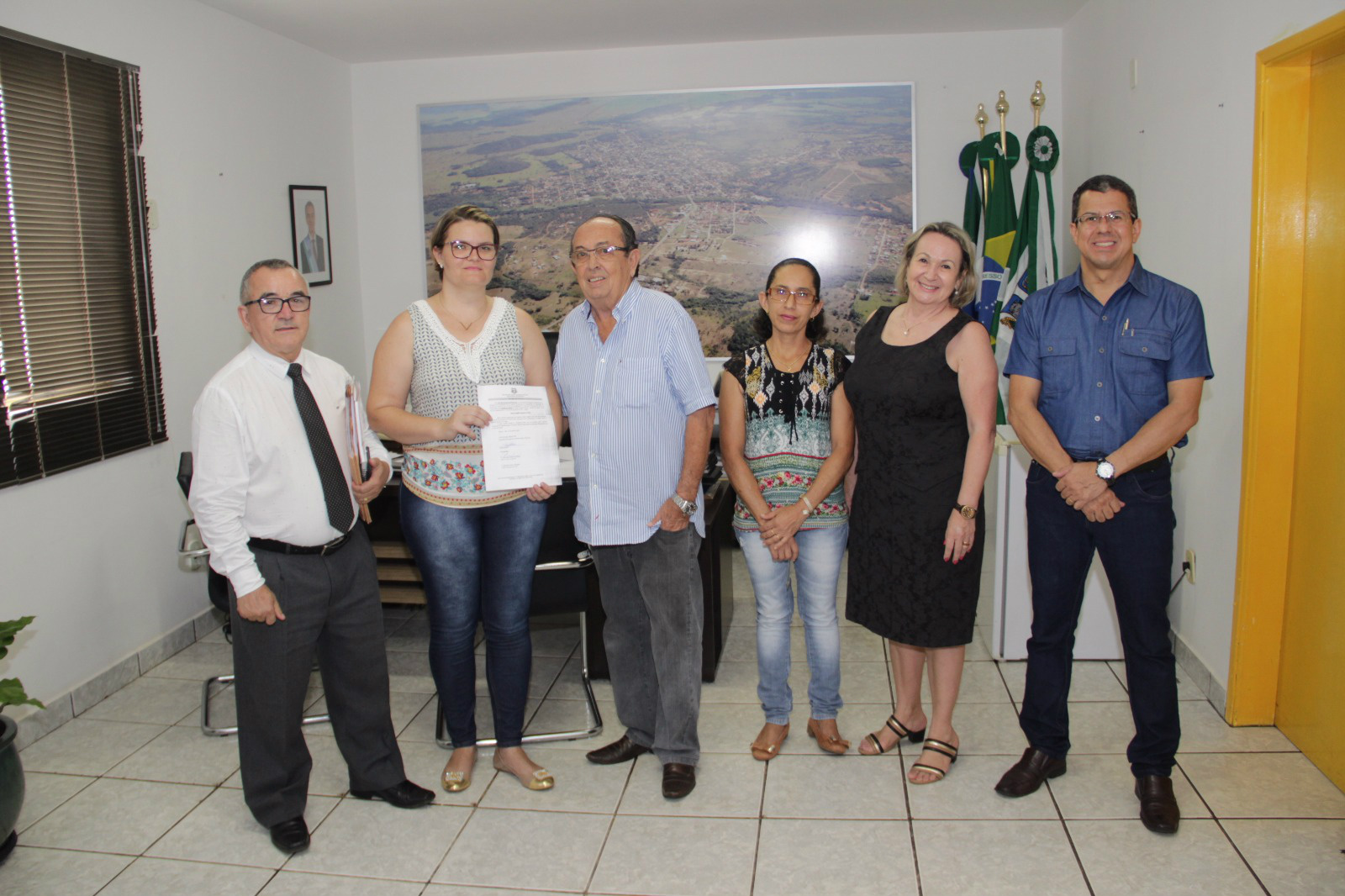 Prefeito dá posse em cargo efetivo à nova enfermeira padrão