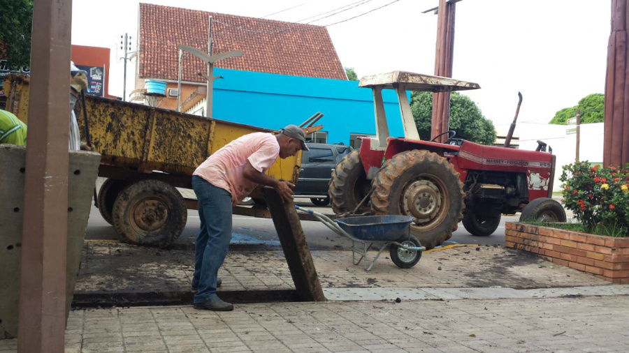 Prefeitura efetua limpeza dos dutos de águas pluviais