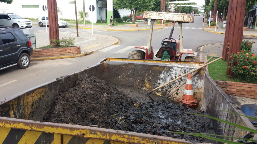 Prefeitura efetua limpeza dos dutos de águas pluviais
