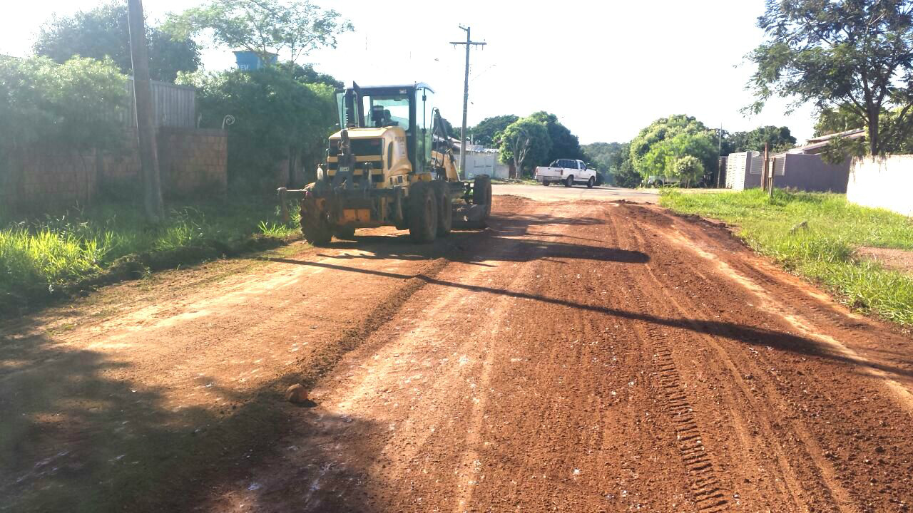 Obras patrola ruas na Vila América e Vila Oliveira