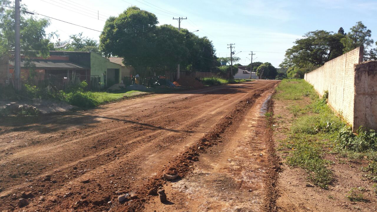 Obras patrola ruas na Vila América e Vila Oliveira