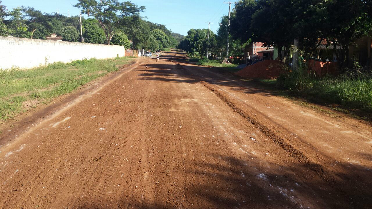 Obras patrola ruas na Vila América e Vila Oliveira