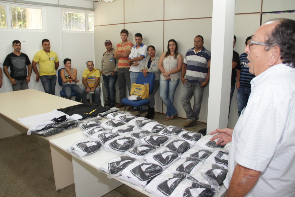 Prefeito entrega novos uniformes para a Saúde