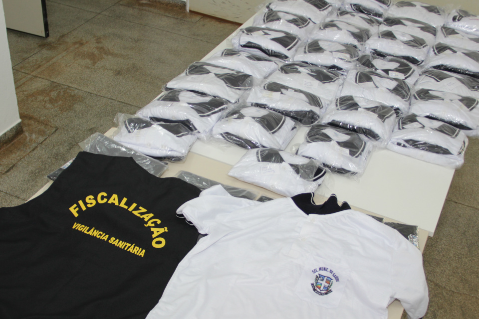 Prefeito entrega novos uniformes para a Saúde