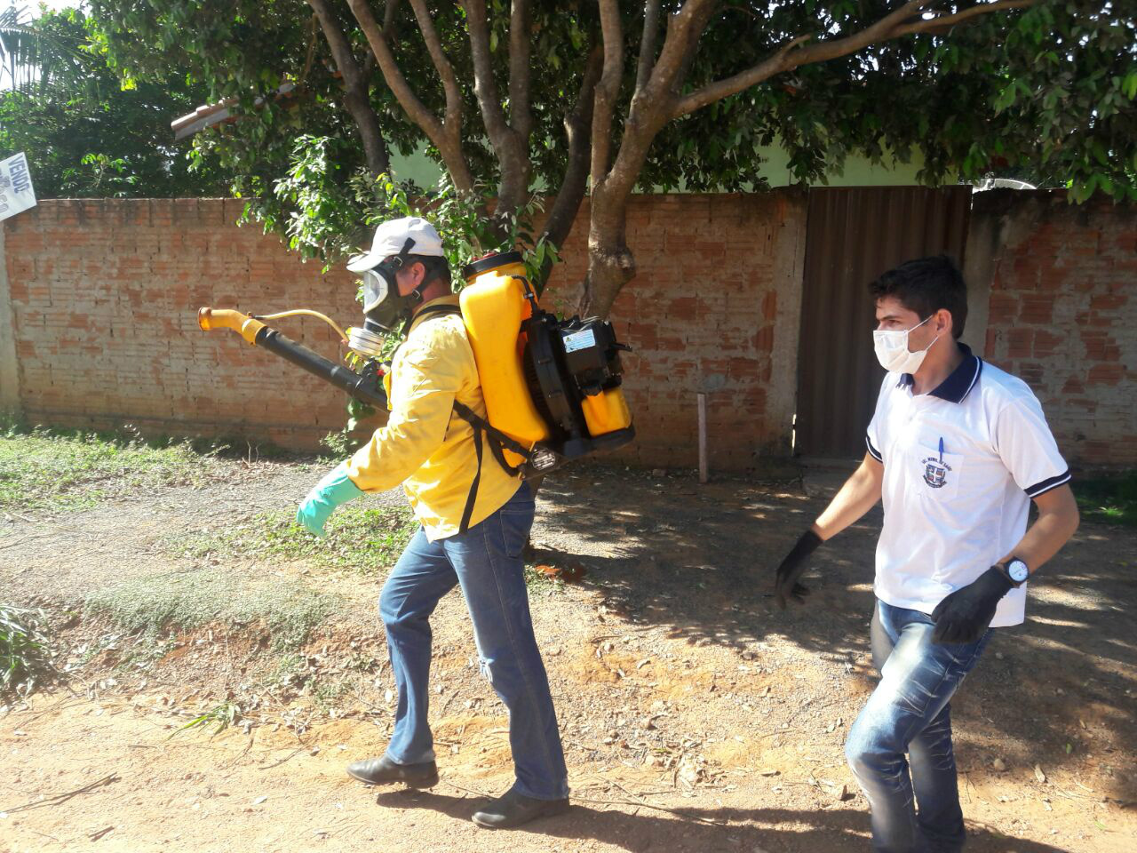 Endemias combate mosquito com fumacê na Vila Mimito