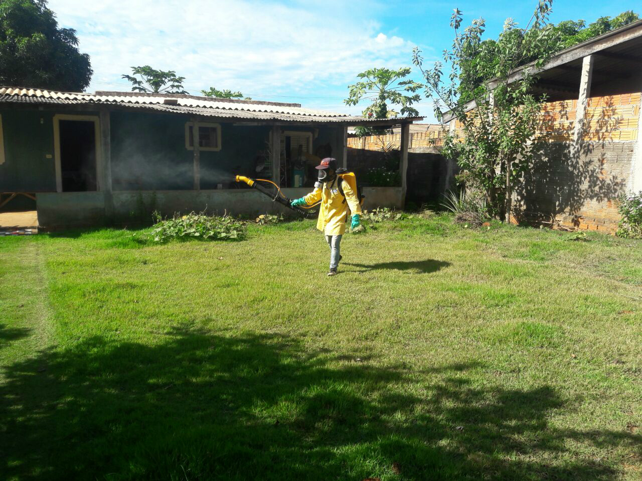 Endemias combate mosquito com fumacê na Vila Mimito