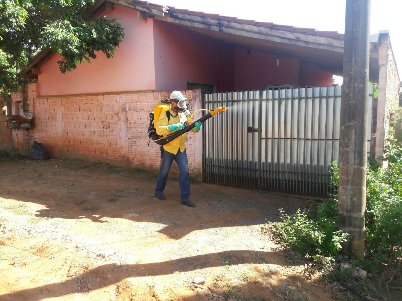 Endemias combate mosquito com fumacê na Vila Mimito