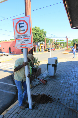 Instalação de novas placas de sinalização