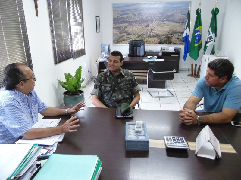 Prefeito reúne-se com delegado de Serviço Militar