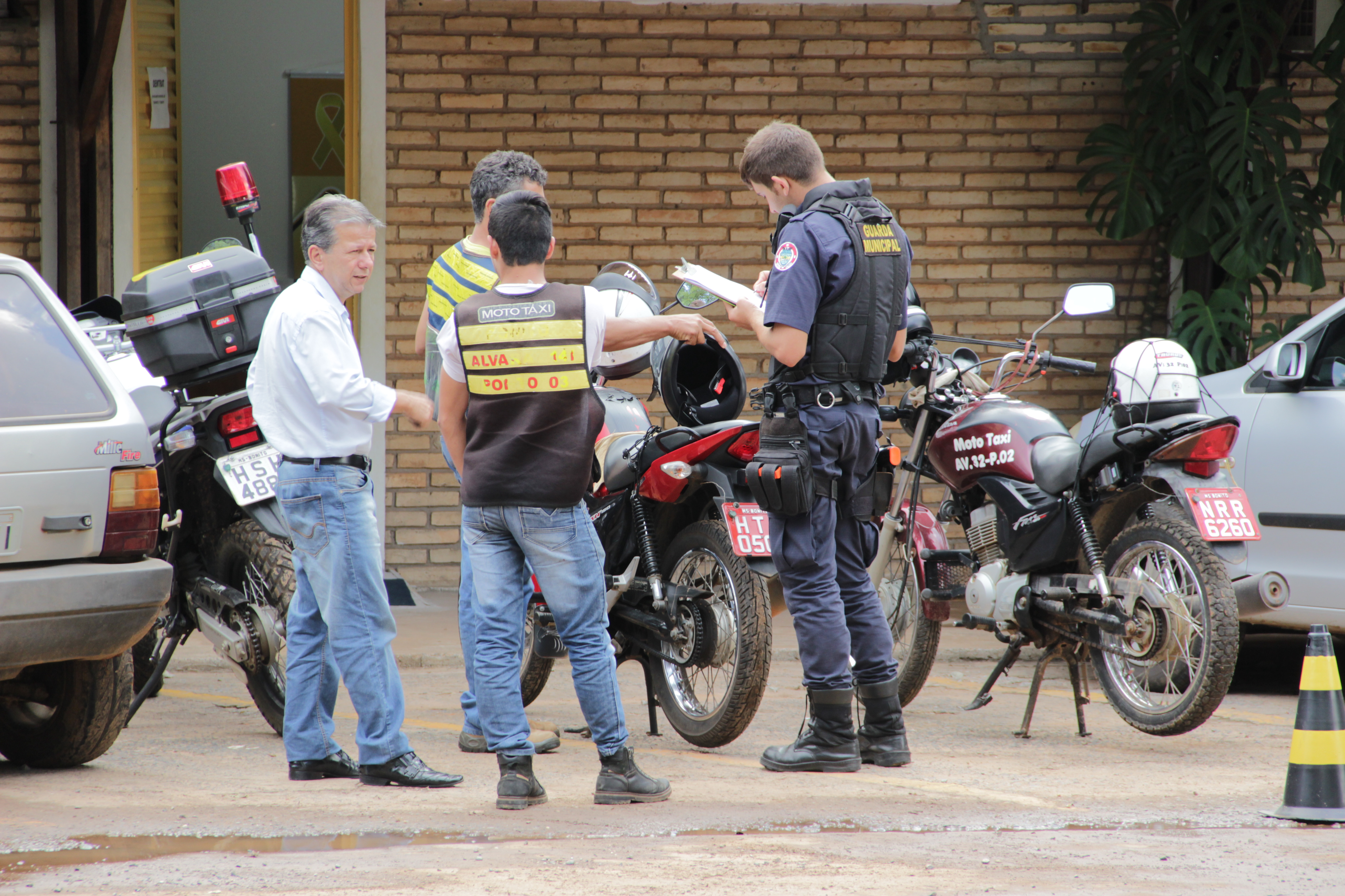 DEMTRAT realiza vistoria para regularizar mototaxistas DEMTRAT realiza vistoria para regularizar mototaxistas
