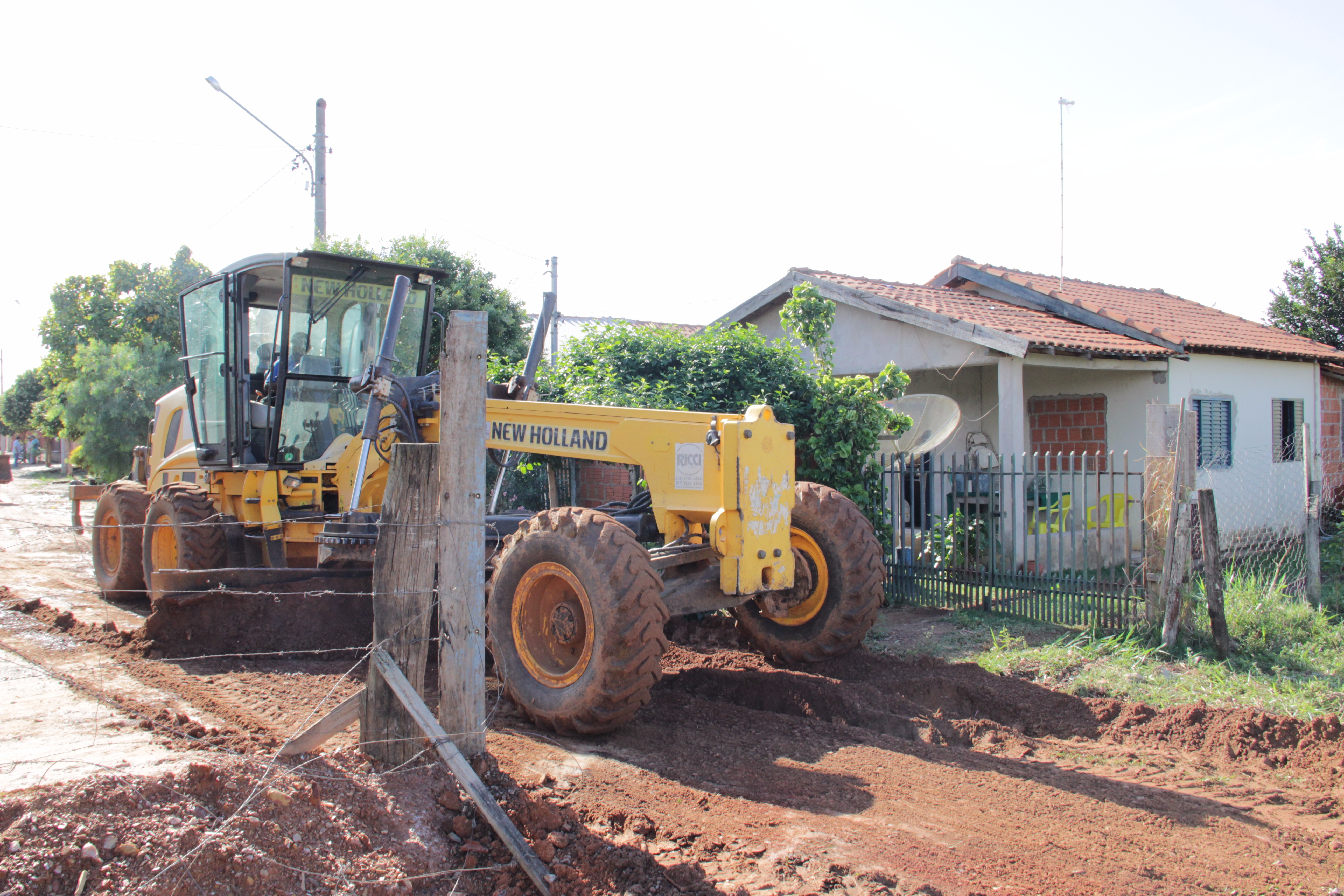 Prefeitura patrola Rua Projetada L, no Jardim Bom Viver II