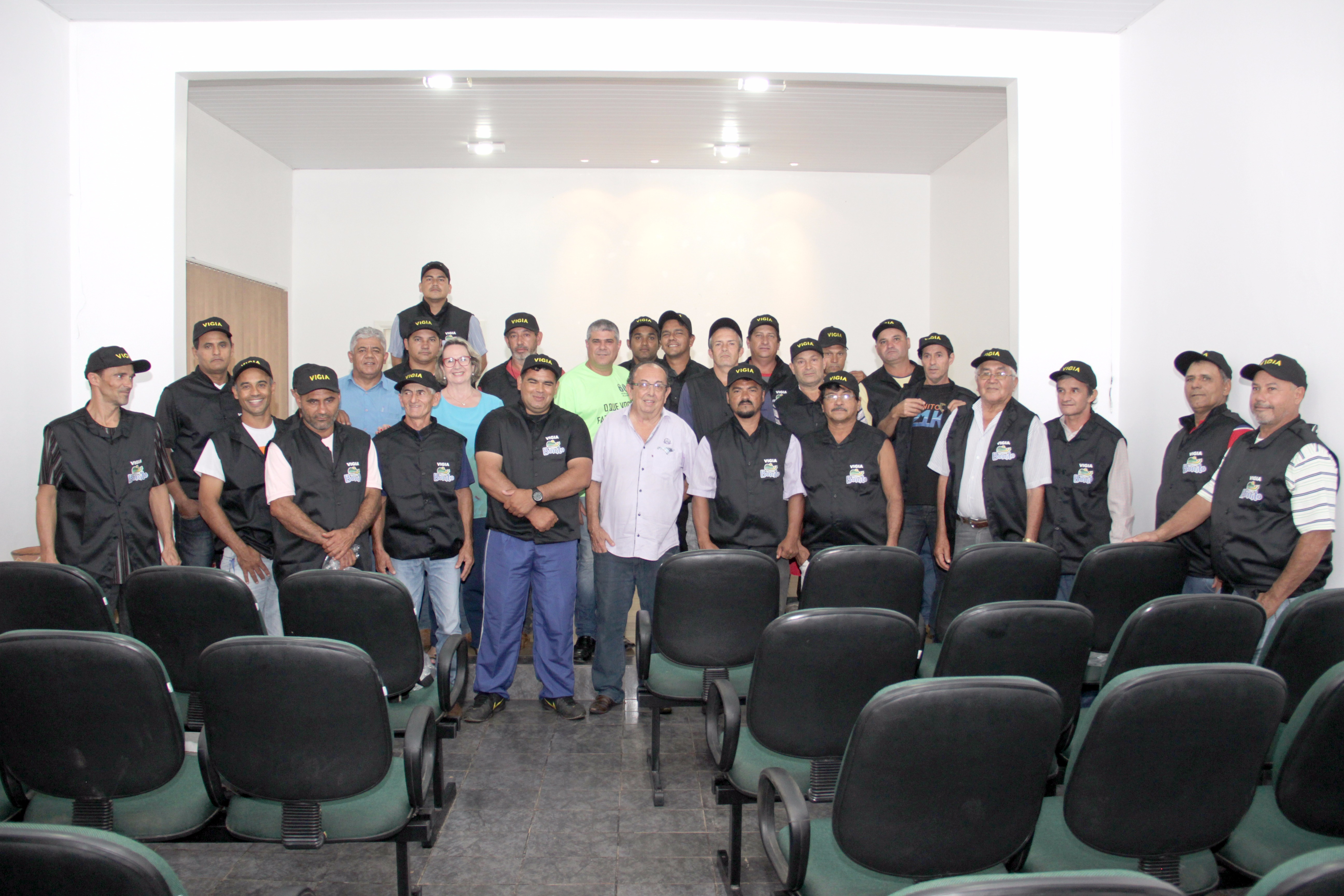 Prefeitura efetua a entrega de novos uniformes aos vigias