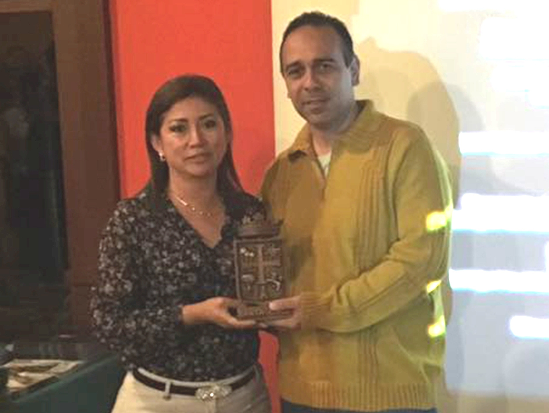 Foto de Willian Yudi:  Marcelo Gil da Silva, Diretor de Turismo de Bonito, recebe uma homenagem entregue por Marisol Echalar, presidente da Associação de Agências de Viagens e Turismo de Santa Cruz de La Sierra.