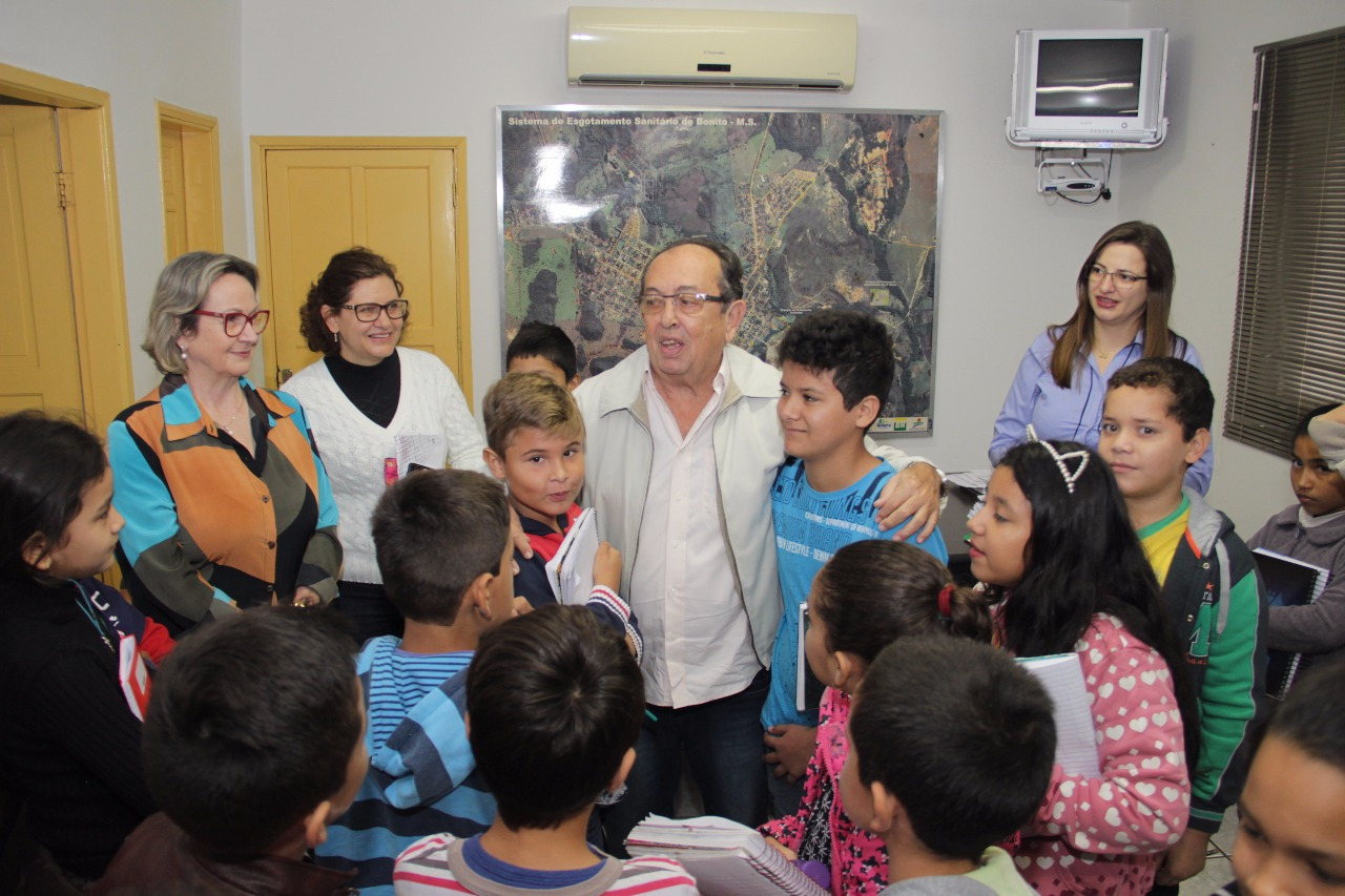 Prefeito recebe alunos da Escola Manoel Inácio de Farias