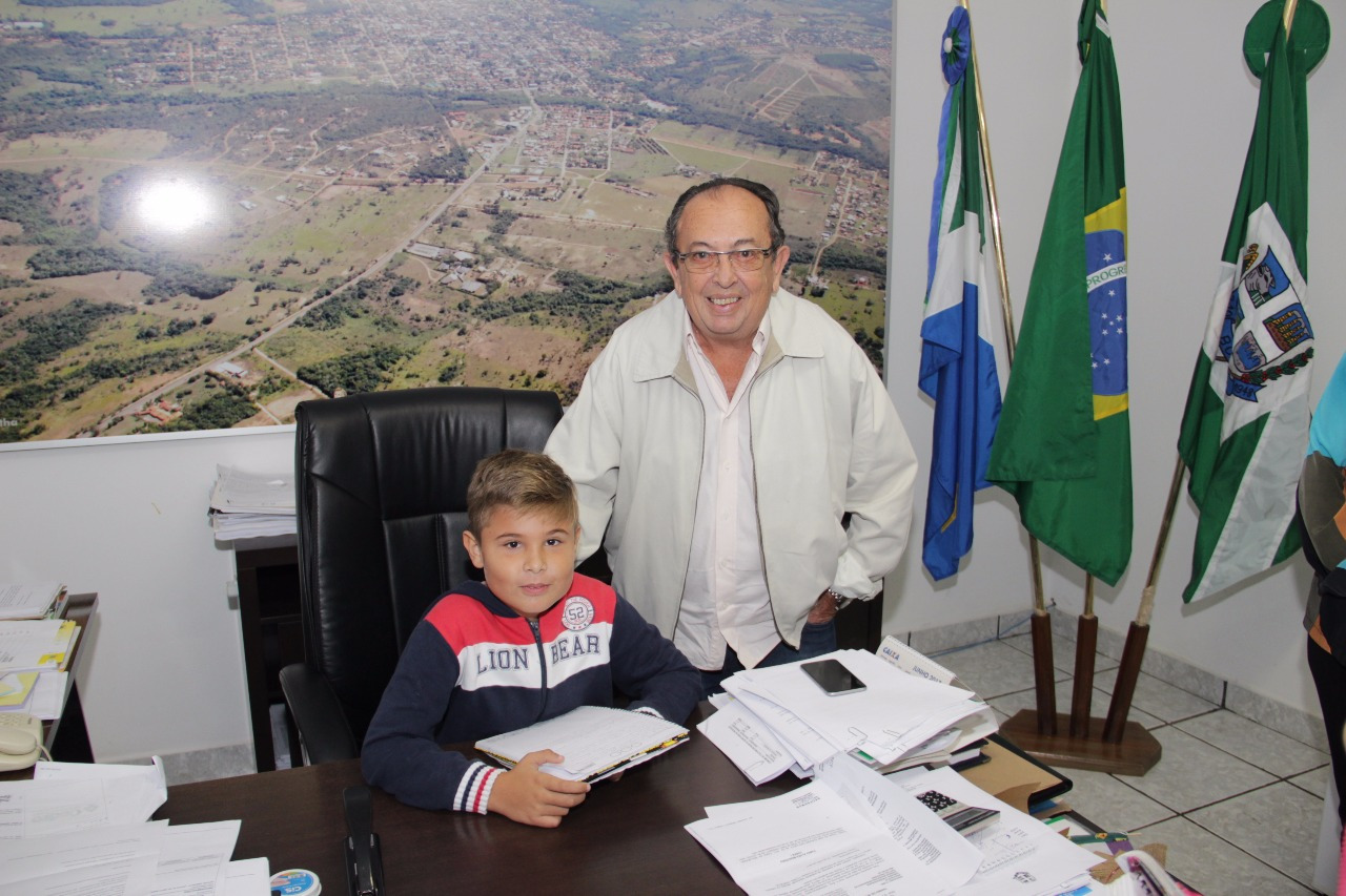Prefeito recebe alunos da Escola Manoel Inácio de Farias