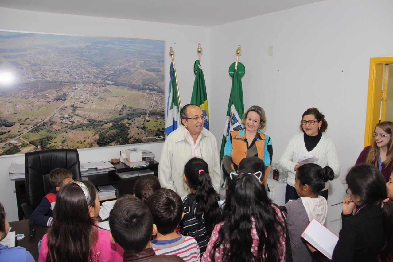 Prefeito recebe alunos da Escola Manoel Inácio de Farias