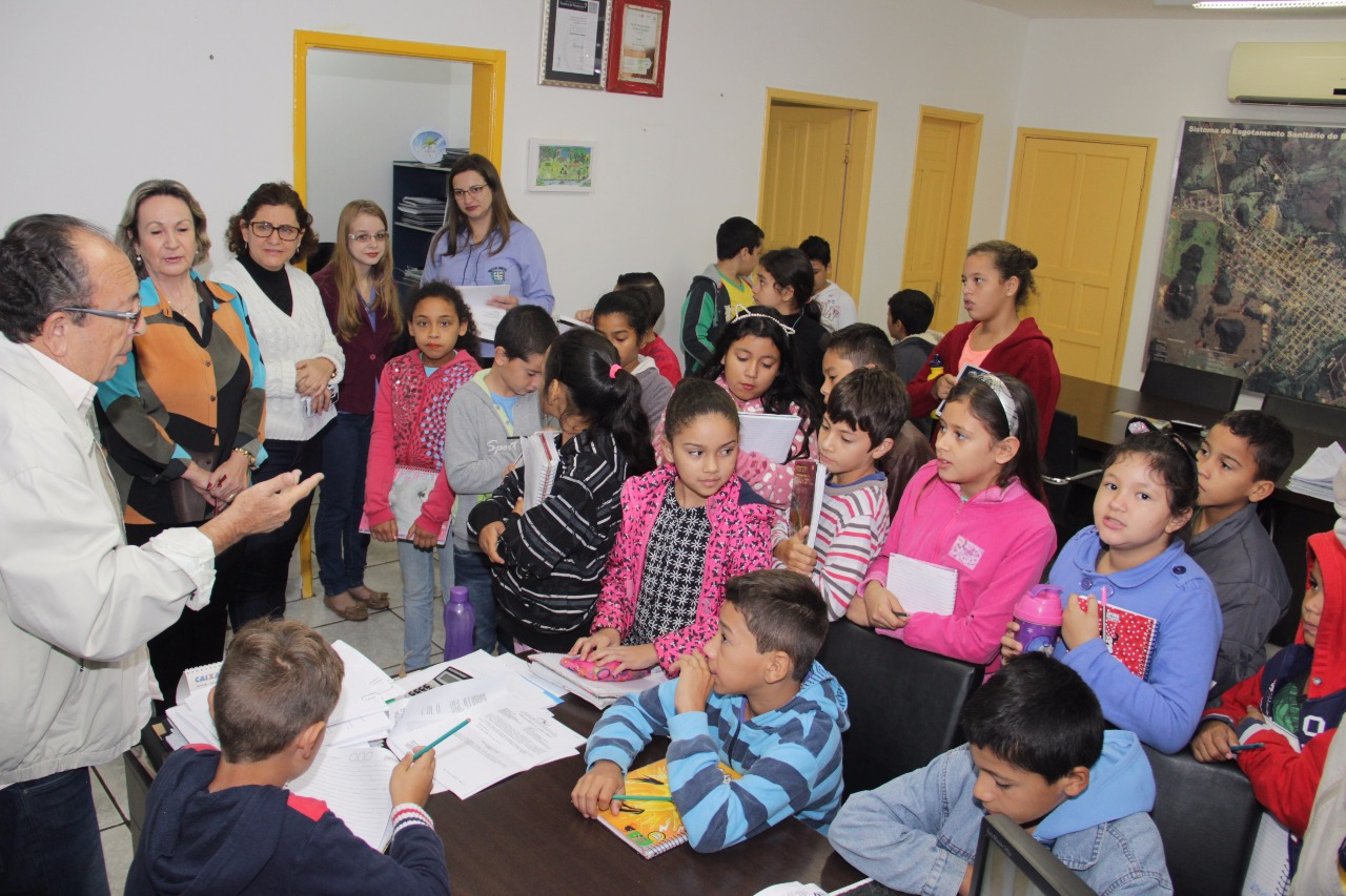 Prefeito recebe alunos da Escola Manoel Inácio de Farias