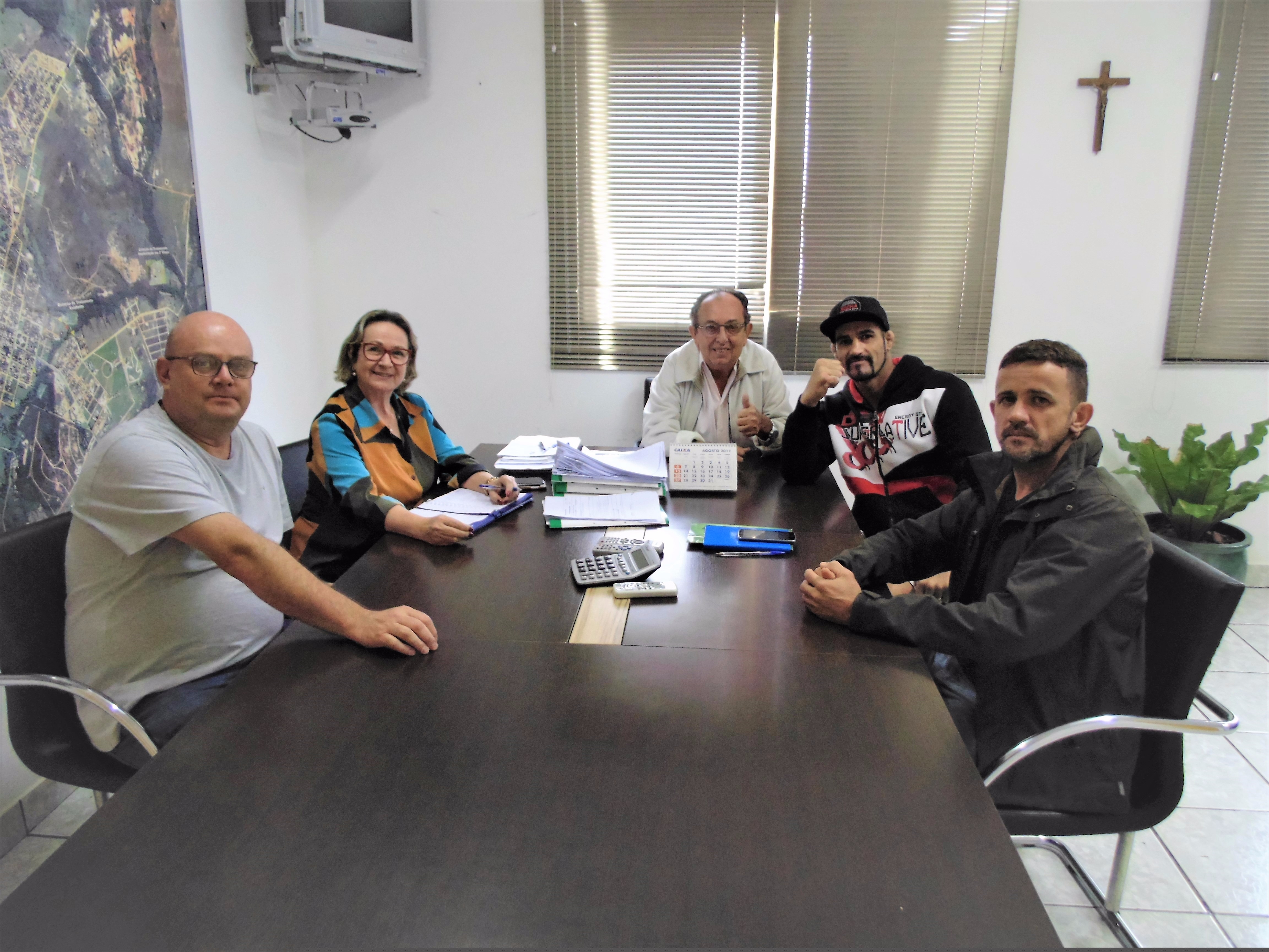 Prefeito recebe esportista e empresário Cláudio Rocha